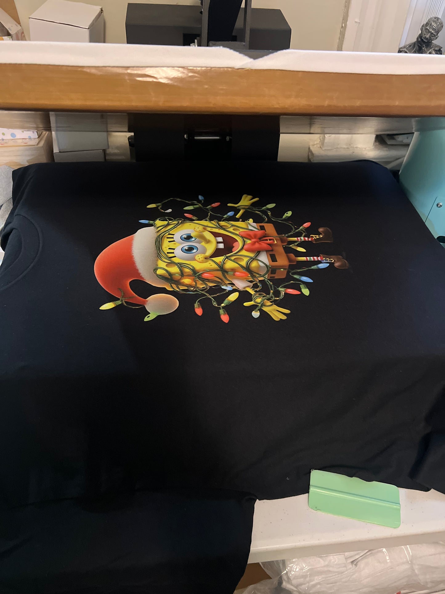 Camiseta con luces navideñas de Bob Esponja